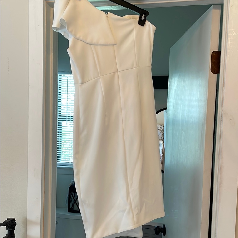 Elegant White One-Shoulder Dress - Picture 2 of 3